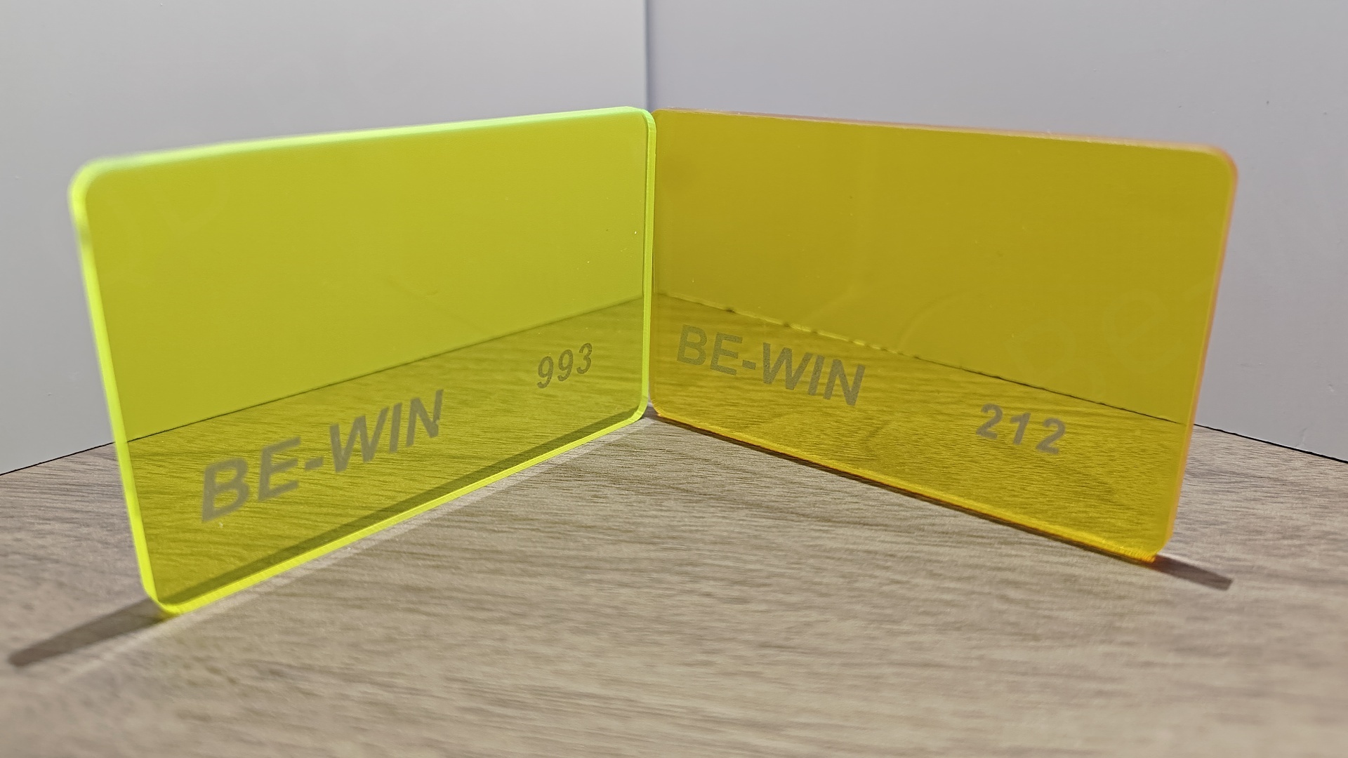 Làm thế nào để phân biệt giữa các tấm acrylic cast và cause?